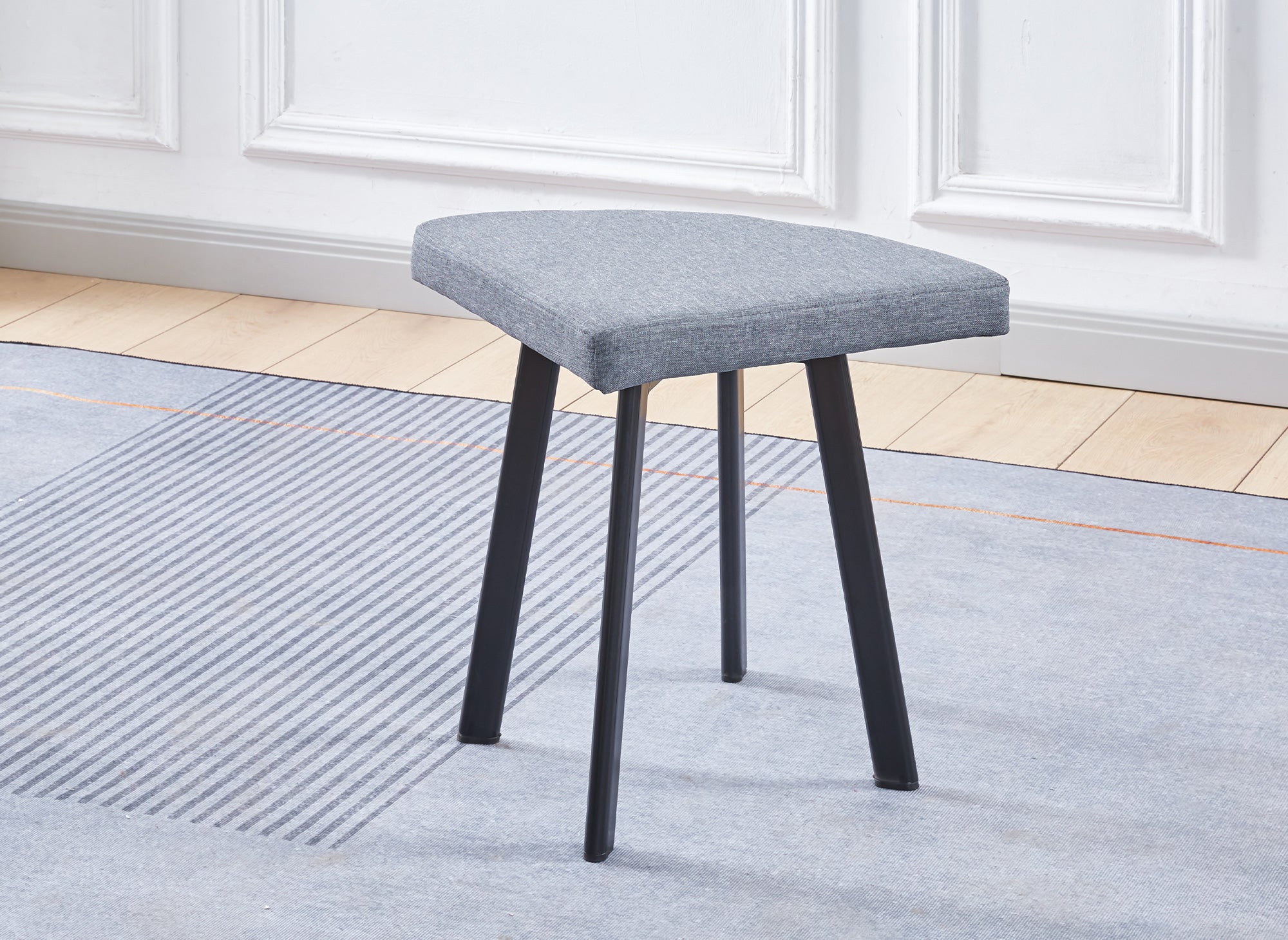 IRINA Esstisch-Set aus schwarzem Holz mit 4 grauen Hockern