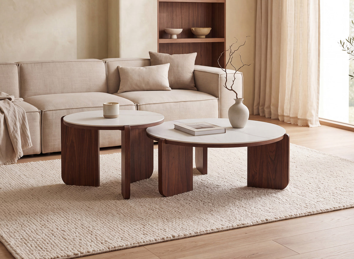 Set aus 2 beigefarbenen Keramik-Couchtischen mit Beinen aus Walnussholz ANNIE