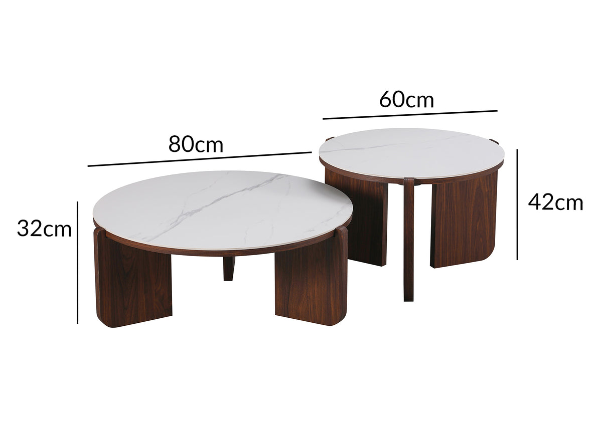 Set aus 2 beigefarbenen Keramik-Couchtischen mit Beinen aus Walnussholz ANNIE