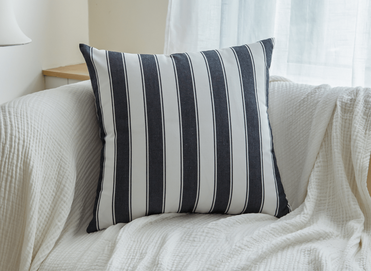 Coussin à rayures blanches et noires 50x50 cm JORA - DécoInParis