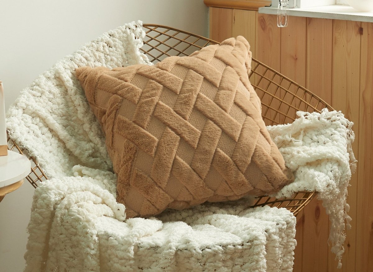 Coussin carré 45x45 cm en tissu à poils effet graphique marron MADALA - DécoInParis