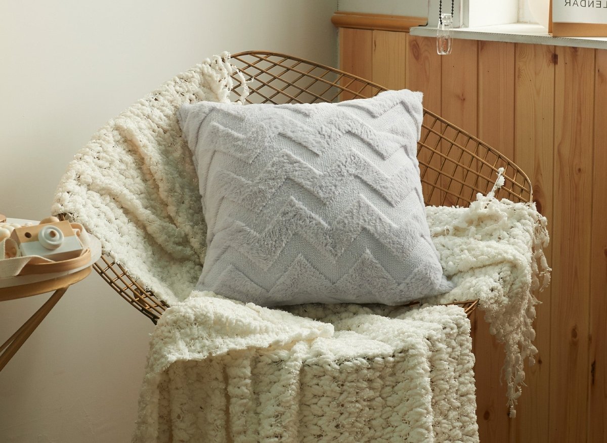 Coussin carré 45x45 cm en tissu doux motif chevron gris clair HARRY - DécoInParis