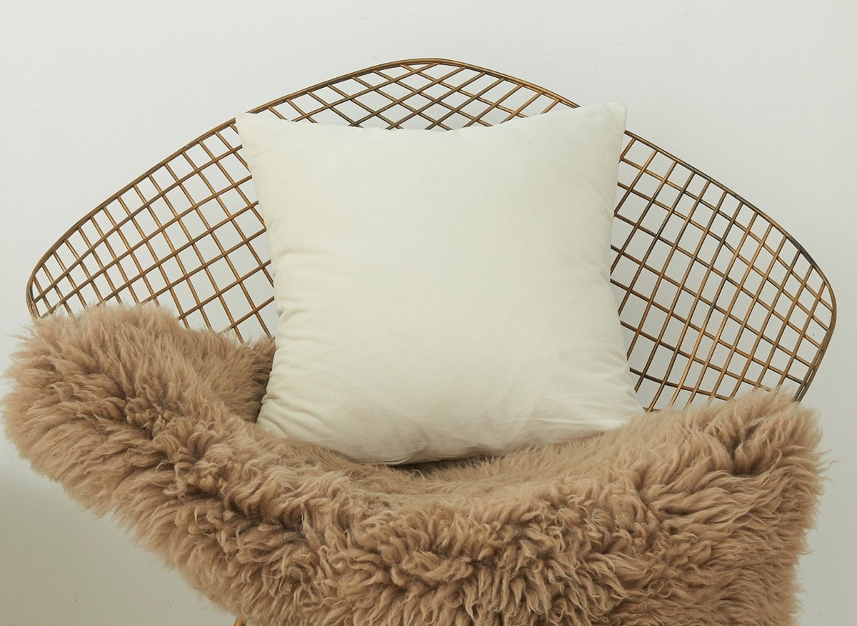Coussin carré 45x45cm en velours blanc écru TYGA - DécoInParis