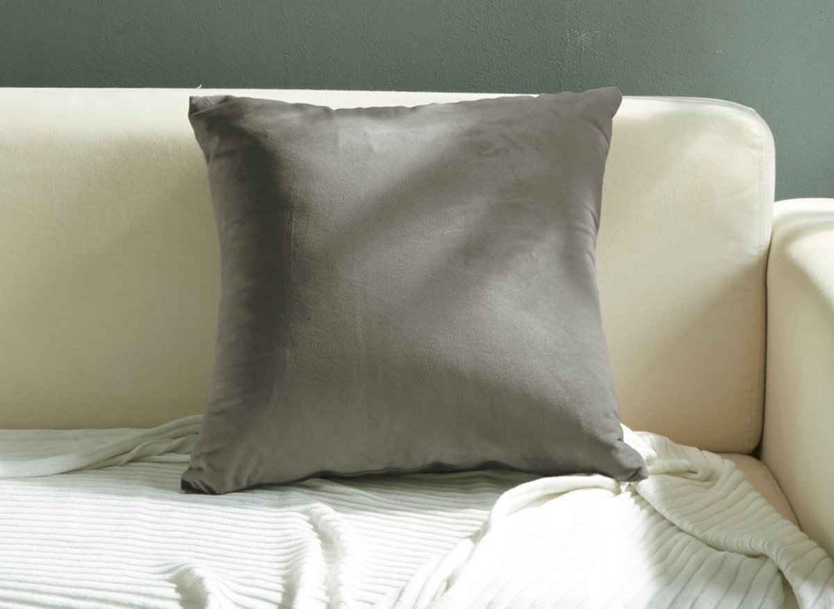 Coussin carré 45x45cm en velours gris foncé TYGA - DécoInParis