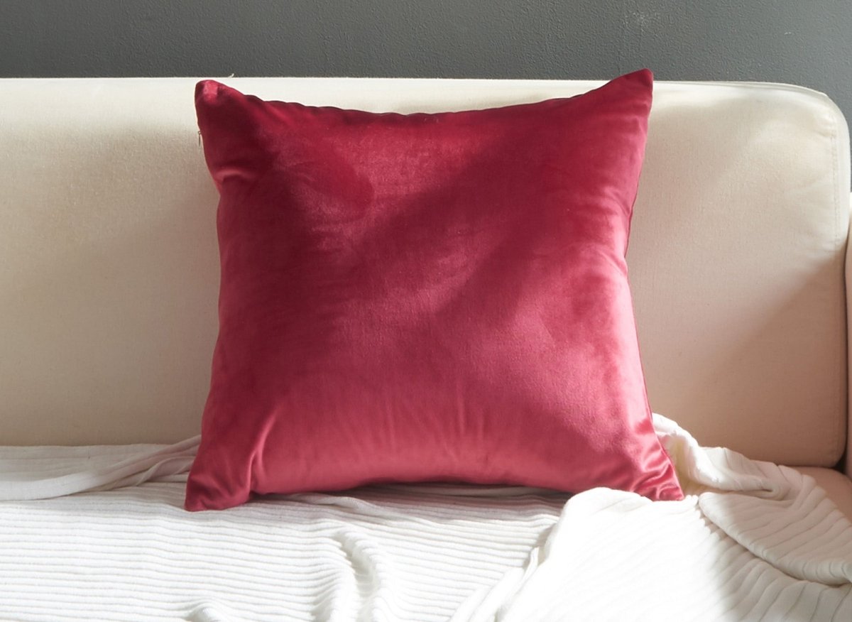 Coussin carré 45x45cm en velours rouge TYGA - DécoInParis