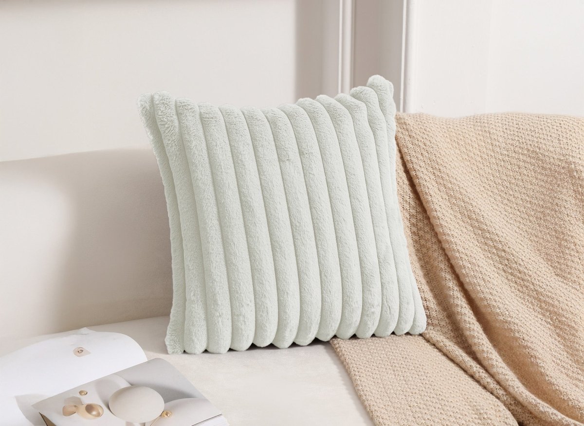 Coussin carré en velours côtelé effet fourrure blanc écrue 45x45 cm URBAIN - DécoInParis