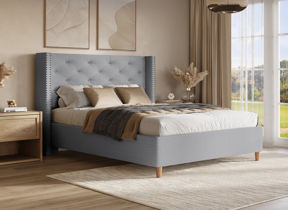 Lit double en tissu capitonné gris 180x200 cm MARGOT - DécoInParis