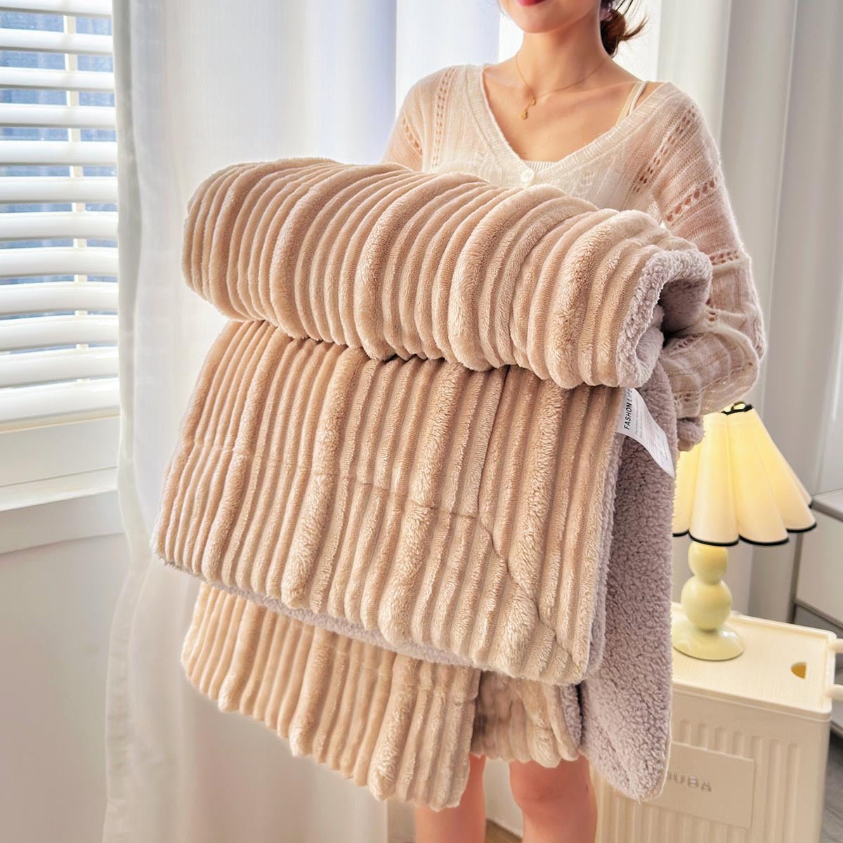 Plaid côtelé doux taupe 150 x 200 cm DOUDOU - DécoInParis