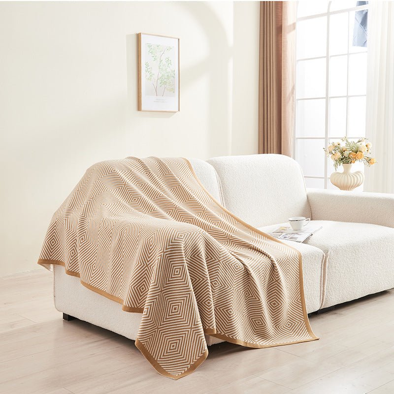 Plaid taupe à motifs chevron 130 x 180 cm BOREAL - DécoInParis