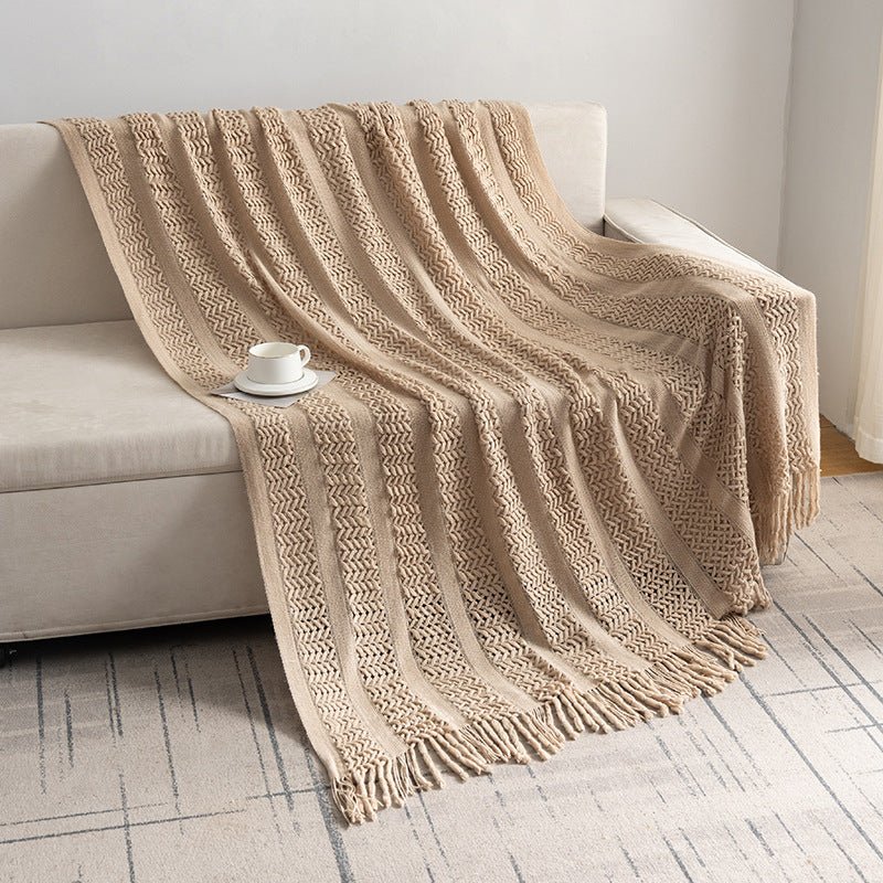 Plaid taupe à motifs et franges 127 x 180 cm PAZI - DécoInParis