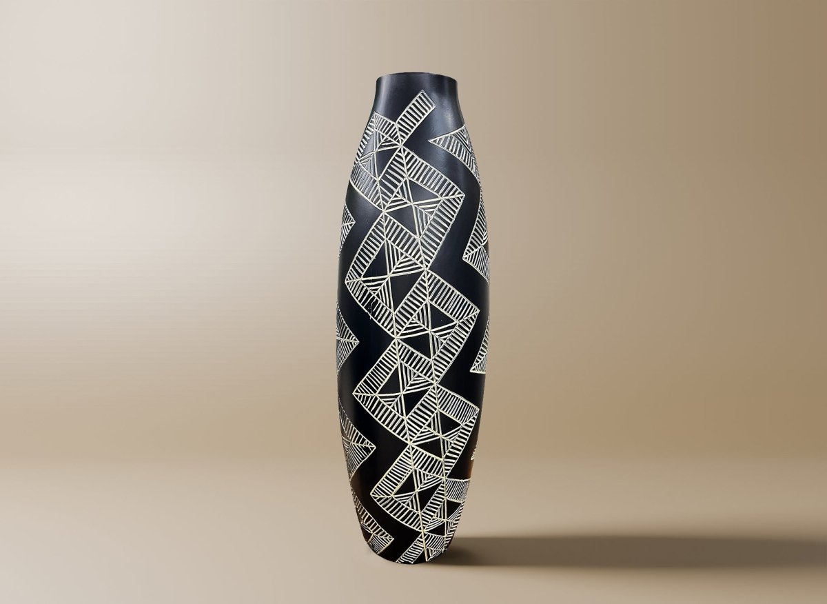 Vase ethnique en polyrésine noir et blanc H55 cm MAORI - DécoInParis